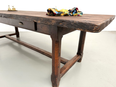 Table de ferme à deux tiroirs en chêne de trois quarts