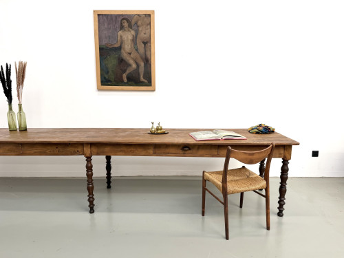Table de ferme en pin massif avec chaise paillée, vue de face