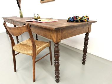 Bout de la table de ferme en pin avec chaise, pieds tournés foncés