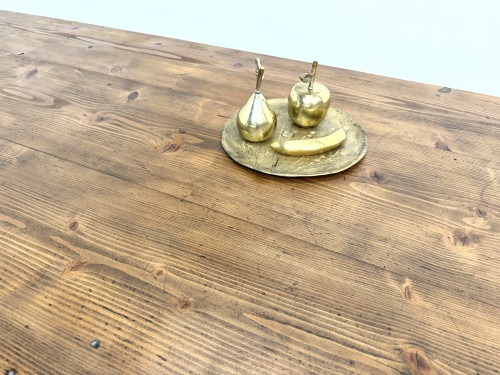 Détail du veinage et des nœuds du plateau en pin restauré