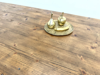 Détail du veinage et des nœuds du plateau en pin restauré
