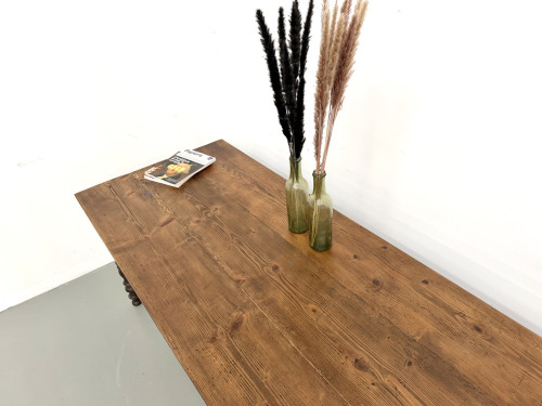 Plateau de table de ferme en pin, vue rapprochée en biais