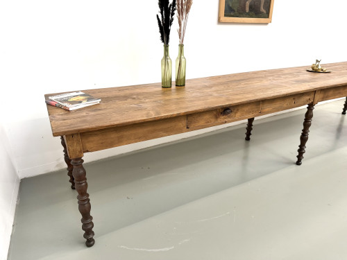 Table de ferme en pin vue de trois quarts, tiroir en façade