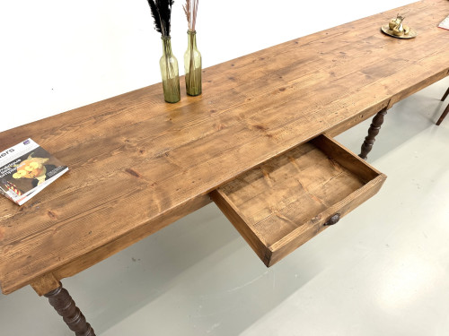 Tiroir ouvert vu de dessus, table de ferme en pin massif