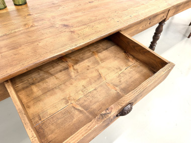 Intérieur du tiroir en pin et poignée coquille de la table de ferme