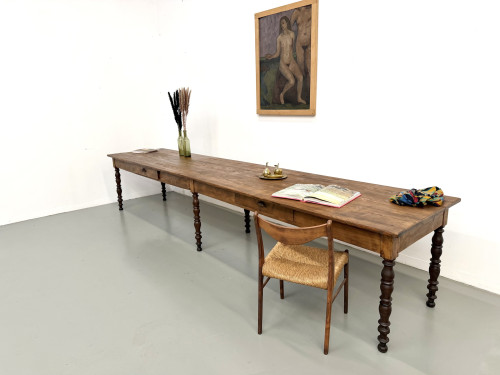 Grande table de ferme en pin dans le showroom Maison Lecan