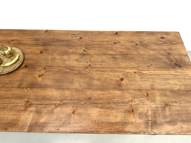 Planches du plateau en pin massif, détail de la restauration