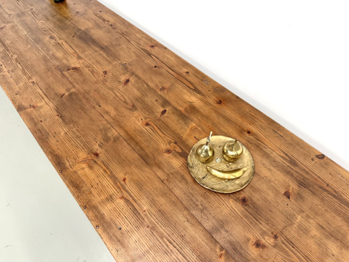 Plateau en pin à nœuds, perspective sur la table de ferme