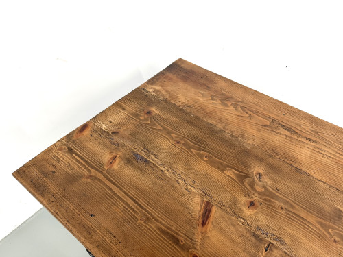 Extrémité du plateau en pin massif de la table de ferme