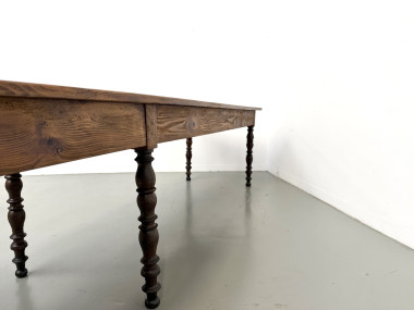 Ceinture et pieds tournés de la table de ferme, vue basse