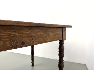 Nœud du pin sur la ceinture de la table de ferme ancienne