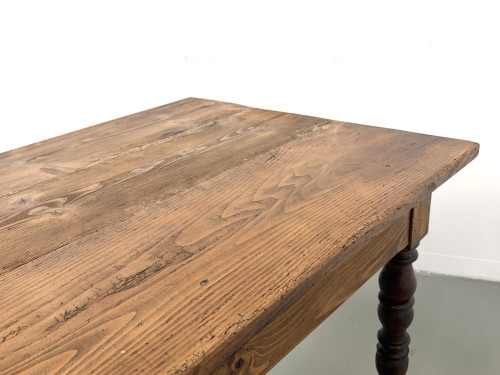 Angle du plateau en pin et pied tourné de la table de ferme