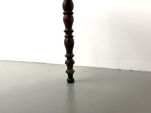 Profil d'un pied tourné en bois foncé, table de ferme 1900