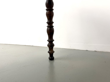 Profil d'un pied tourné en bois foncé, table de ferme 1900