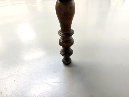 Détail du bas d'un pied tourné de la table de ferme en pin