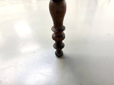 Détail du bas d'un pied tourné de la table de ferme en pin