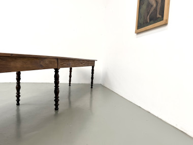 Pieds tournés de la grande table de ferme vus de côté