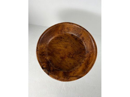 Vue plongeante sur l'intérieur du plat en racine de thuya