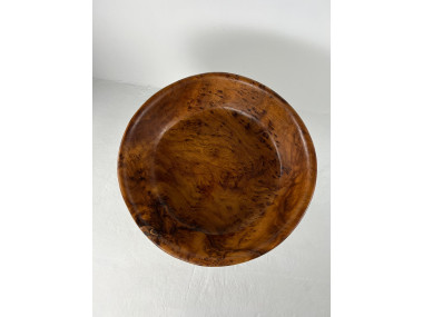 Vue plongeante sur l'intérieur du plat en racine de thuya