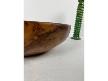Côté du plat en racine de thuya avec vase