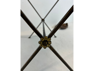 Détail de la fleur en laiton, métal patiné