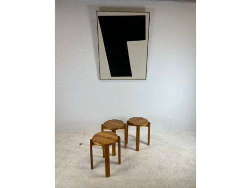 Trio de tabourets en pin massif, années 70