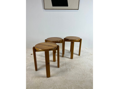 Trio de tabourets en pin massif, années 70