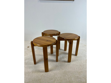 Trio de tabourets en pin massif, années 70