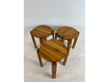 Trio de tabourets en pin massif, années 70