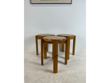 Trio de tabourets en pin massif, années 70