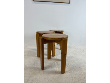 Trio de tabourets en pin massif, années 70