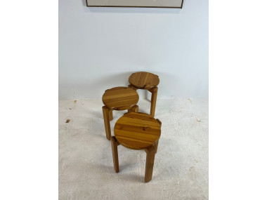 Trio de tabourets en pin massif, années 70