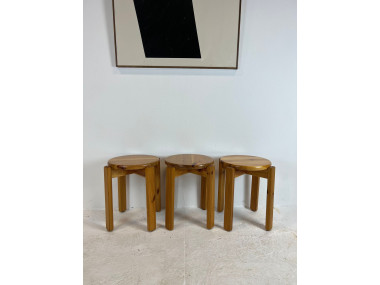 Trio de tabourets en pin massif, années 70