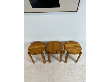 Trio de tabourets en pin massif, années 70