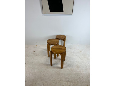 Trio de tabourets en pin massif, années 70