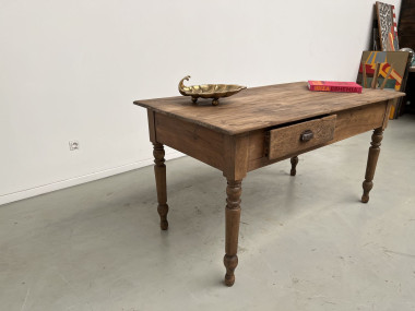 Table de travail en pin vue de trois quarts en hauteur