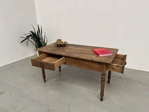 Les deux tiroirs ouverts, grande face et bout de table