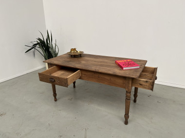 Les deux tiroirs ouverts, grande face et bout de table