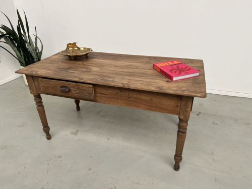 Table en pin restaurée en atelier, vue de trois quarts