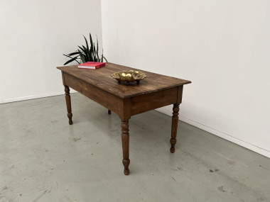 Silhouette de la table en pin années 50 sur pieds tournés