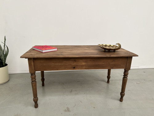 Table de travail en pin vue de face avec décoration