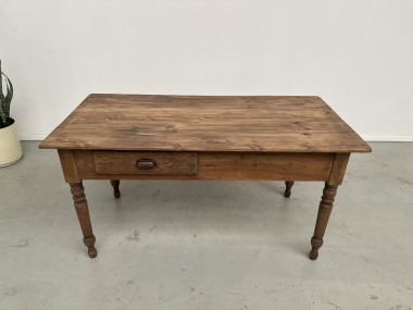 Grande face de la table en pin et son tiroir à poignée