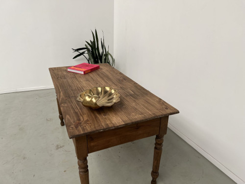Plateau de la table en pin vu depuis le bout