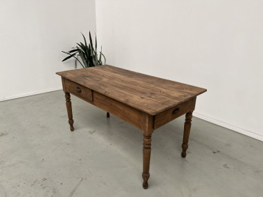 Table en pin années 50 vue depuis le bout