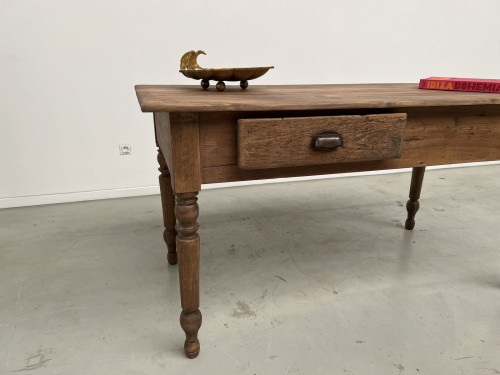 Détail du tiroir en bout de table et d'un pied tourné