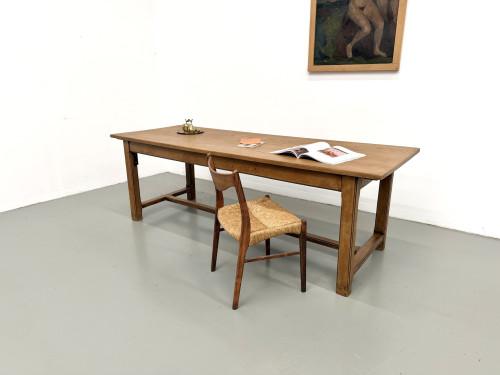 Grande table de ferme en chêne avec chaise paillée, vue de trois quarts