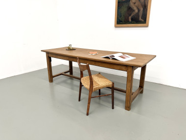 Grande table de ferme en chêne avec chaise paillée, vue de trois quarts