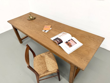 Plateau de table de ferme en chêne et chaise paillée, fil du bois
