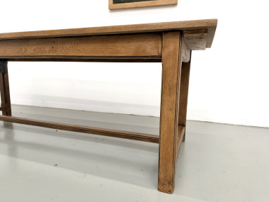 Pied équarri chanfreiné et ceinture en chêne, table de ferme