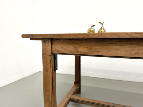 Angle de table de ferme en chêne avec équerre métallique d'époque